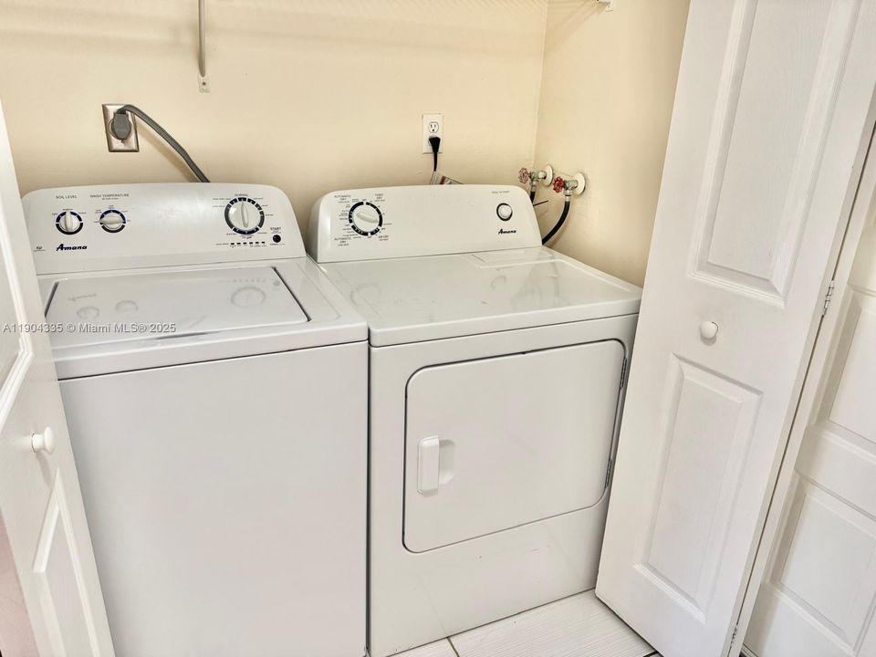 Activo con contrato: $2,200 (2 camas, 2 baños, 1036 Pies cuadrados)