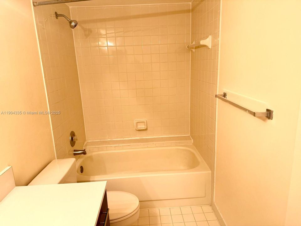 Activo con contrato: $2,200 (2 camas, 2 baños, 1036 Pies cuadrados)