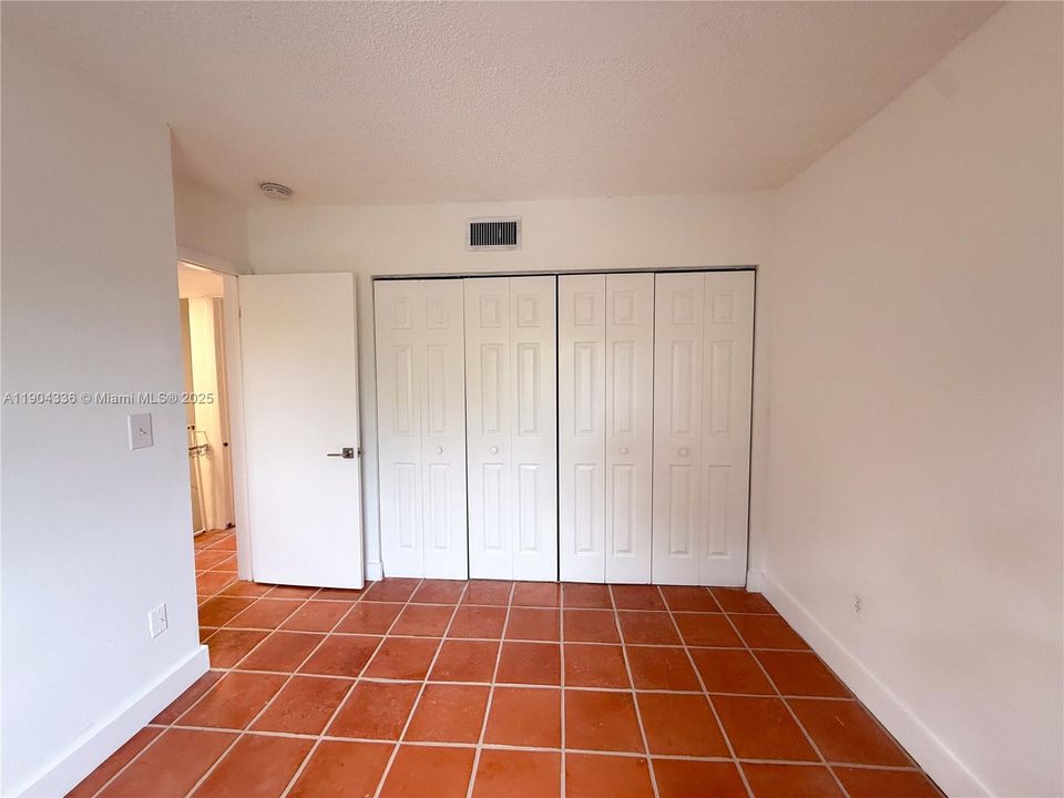 出租: $2,550 (2 贝兹, 1 浴室, 13605 平方英尺)