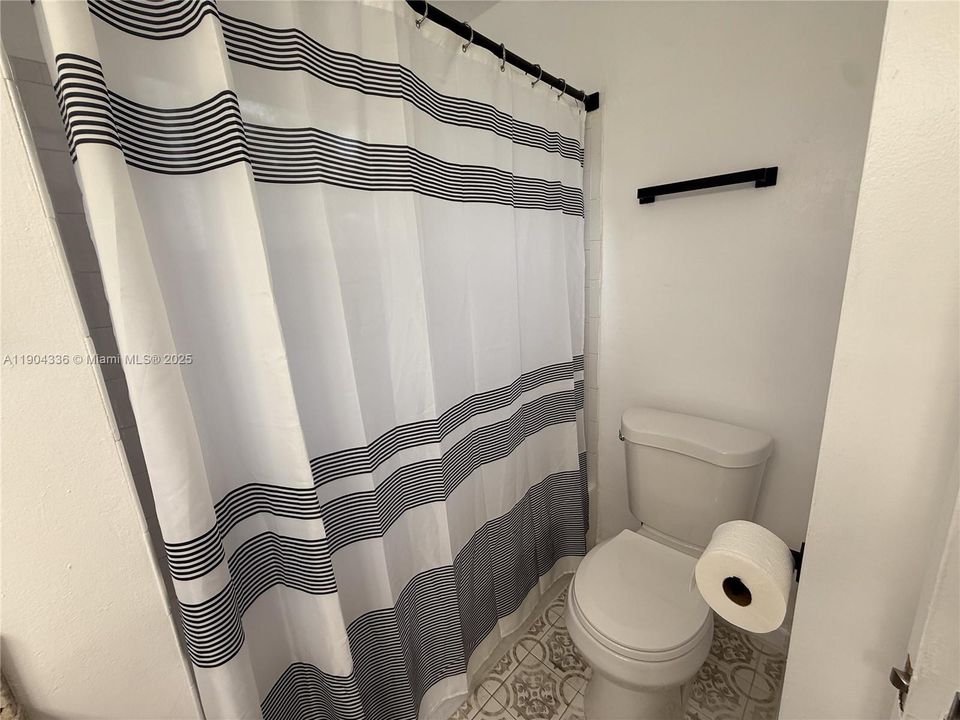 出租: $2,550 (2 贝兹, 1 浴室, 13605 平方英尺)