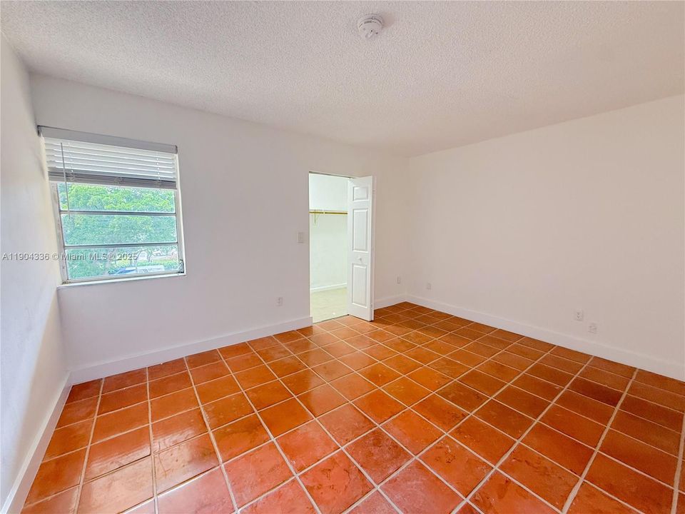 出租: $2,550 (2 贝兹, 1 浴室, 13605 平方英尺)