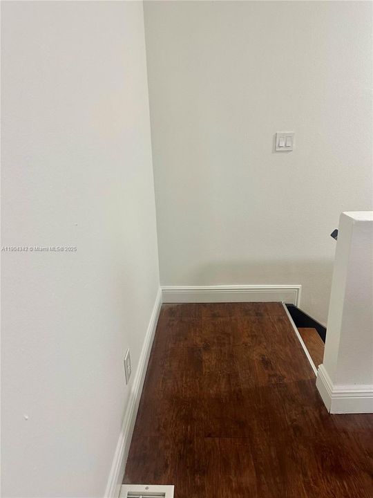 Active With Contract: $1,799 (1 beds, 1 baths, 982 Square Feet)
