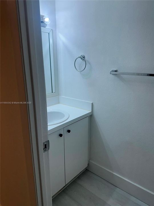 Active With Contract: $1,799 (1 beds, 1 baths, 982 Square Feet)