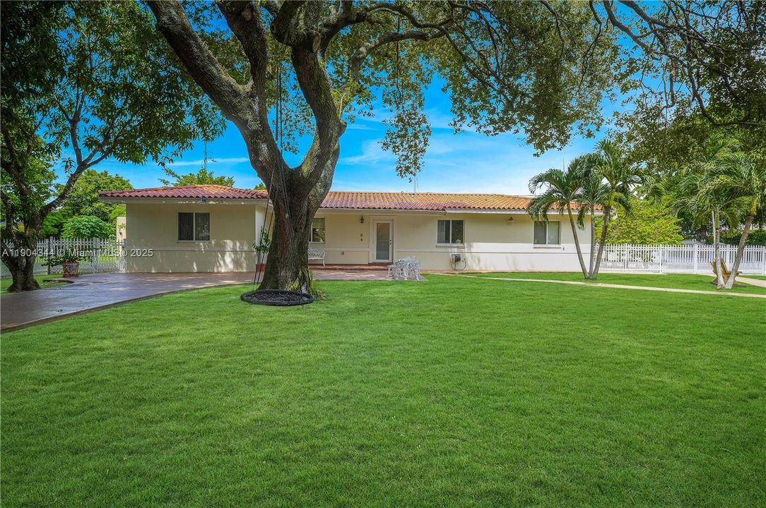 For Sale: $2,700,000 (4 beds, 3 baths, 2014 Square Feet)