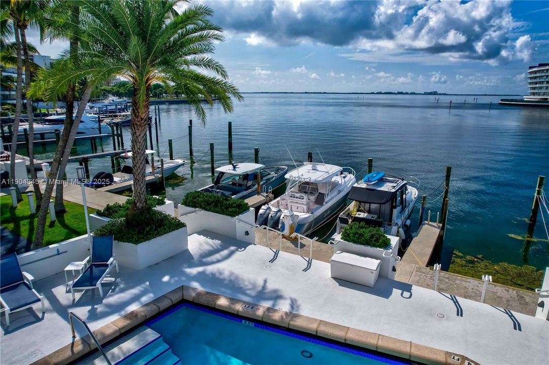 Recently Sold: $1,399,000 (2 beds, 2 baths, 1269 Square Feet)