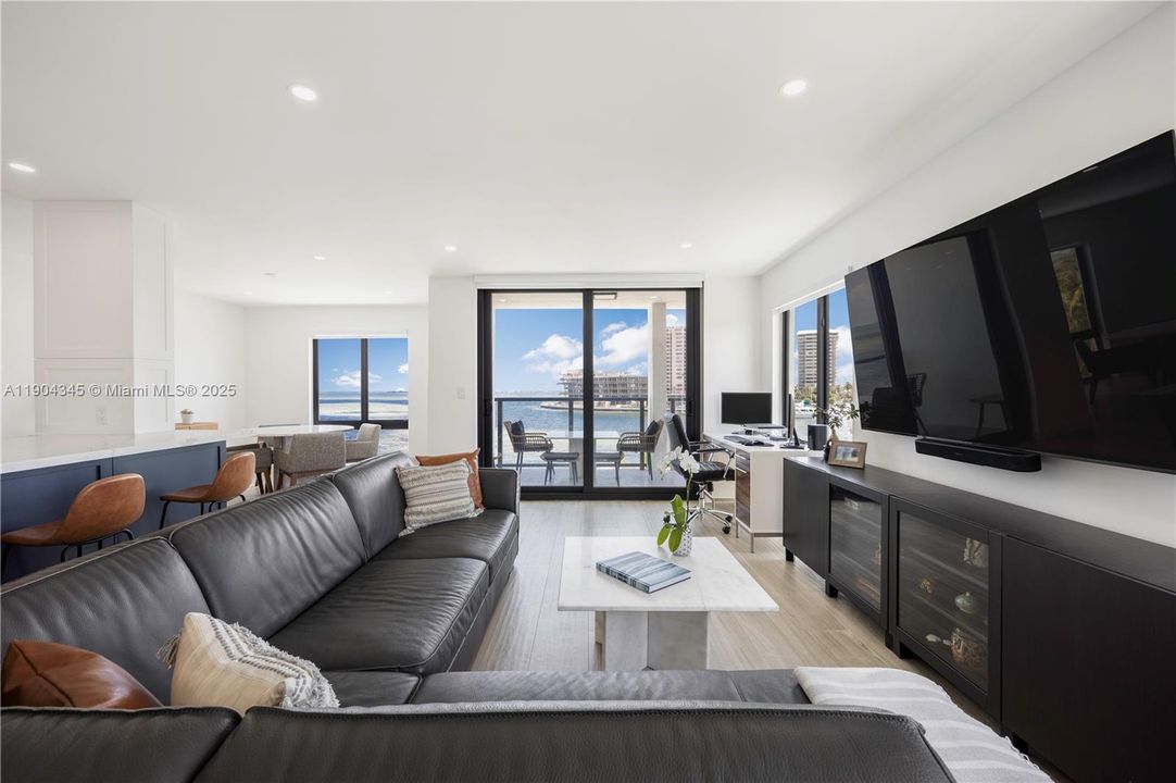 Recently Sold: $1,399,000 (2 beds, 2 baths, 1269 Square Feet)