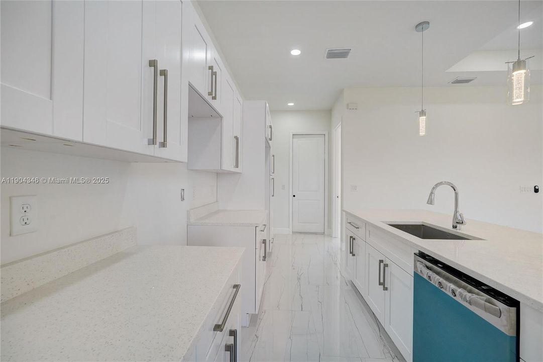 For Sale: $339,900 (3 beds, 2 baths, 1603 Square Feet)