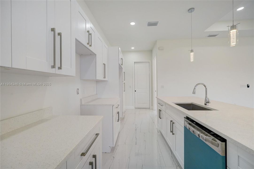 For Sale: $339,900 (3 beds, 2 baths, 1603 Square Feet)