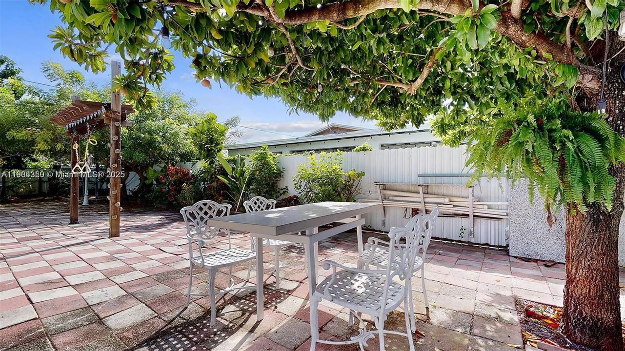 For Rent: $4,200 (5 beds, 3 baths, 1682 Square Feet)