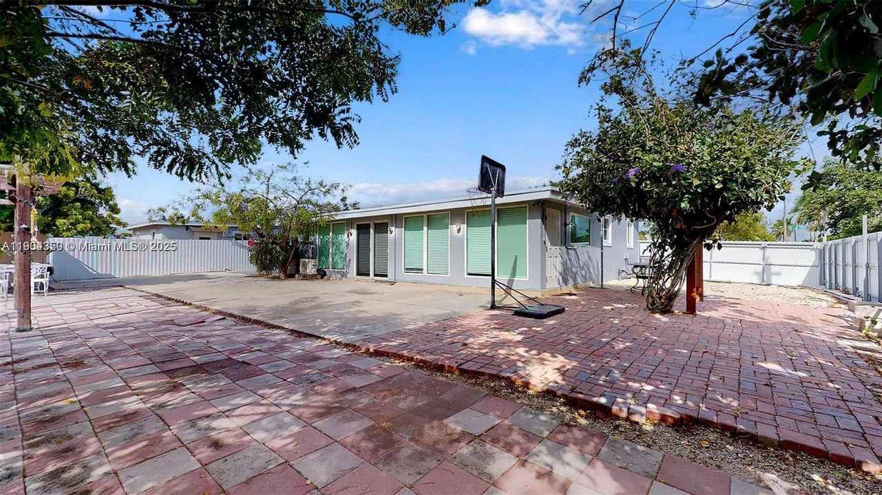 For Rent: $4,200 (5 beds, 3 baths, 1682 Square Feet)