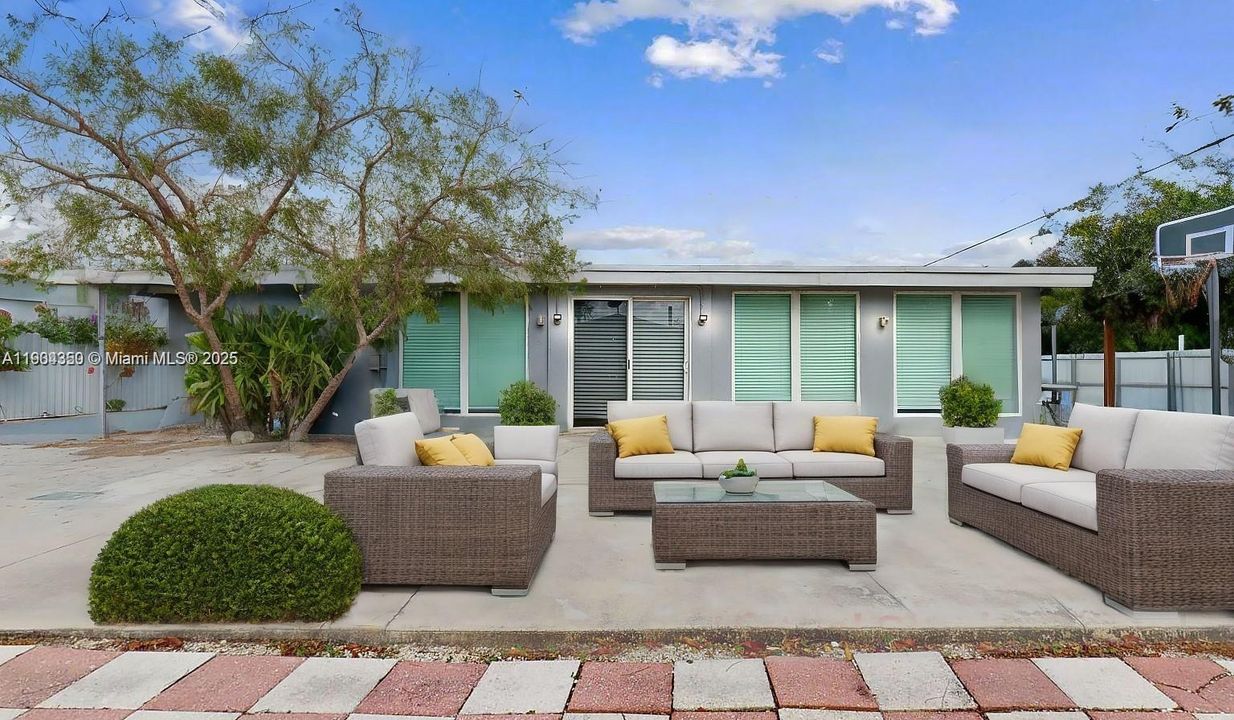 For Rent: $4,200 (5 beds, 3 baths, 1682 Square Feet)