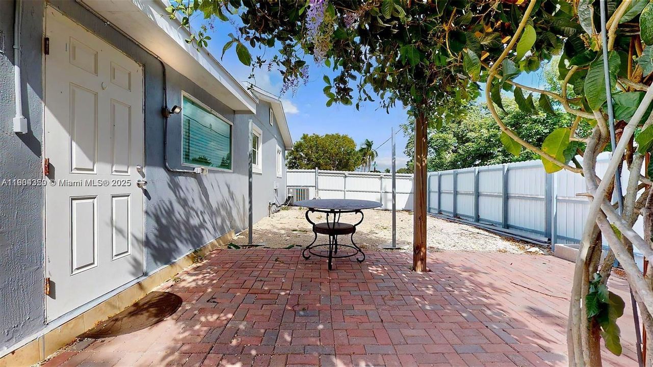 For Rent: $4,200 (5 beds, 3 baths, 1682 Square Feet)