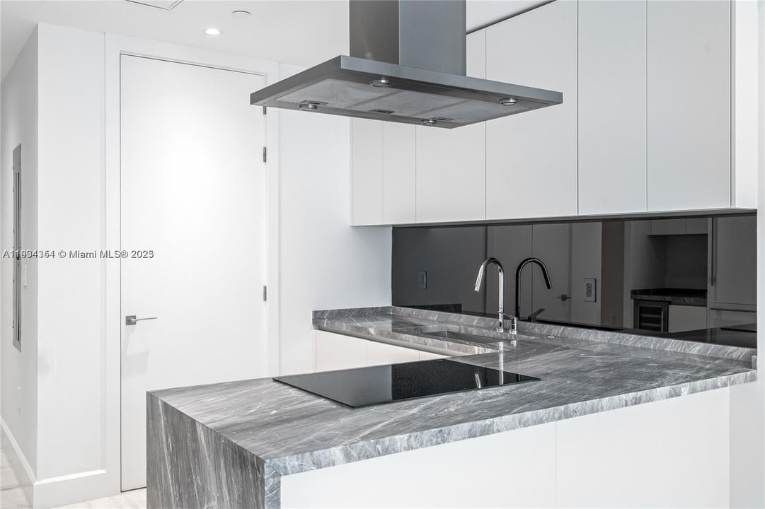 For Sale: $630,000 (1 beds, 1 baths, 775 Square Feet)