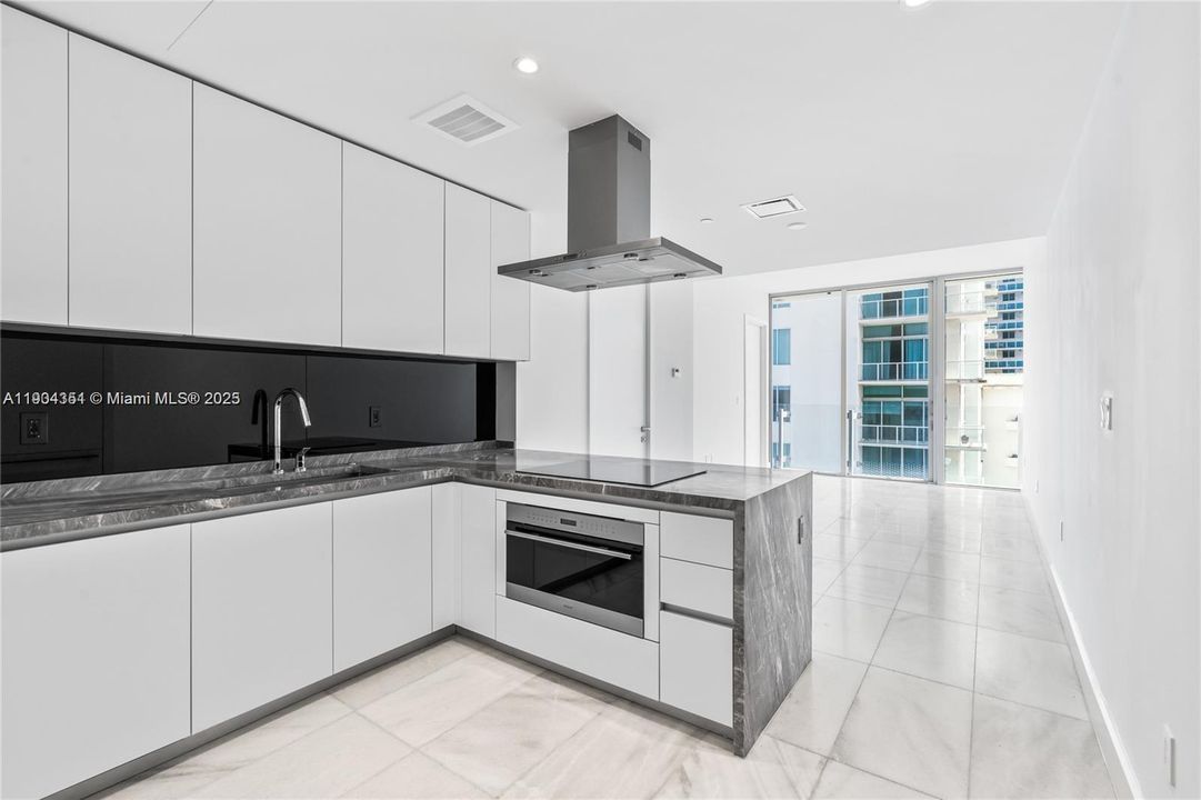 For Sale: $630,000 (1 beds, 1 baths, 775 Square Feet)