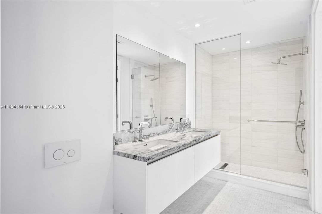 For Sale: $630,000 (1 beds, 1 baths, 775 Square Feet)