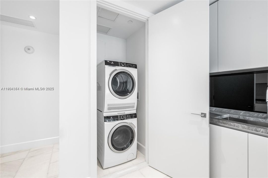 For Sale: $630,000 (1 beds, 1 baths, 775 Square Feet)