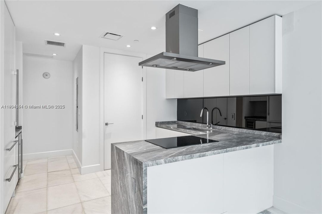 For Sale: $630,000 (1 beds, 1 baths, 775 Square Feet)