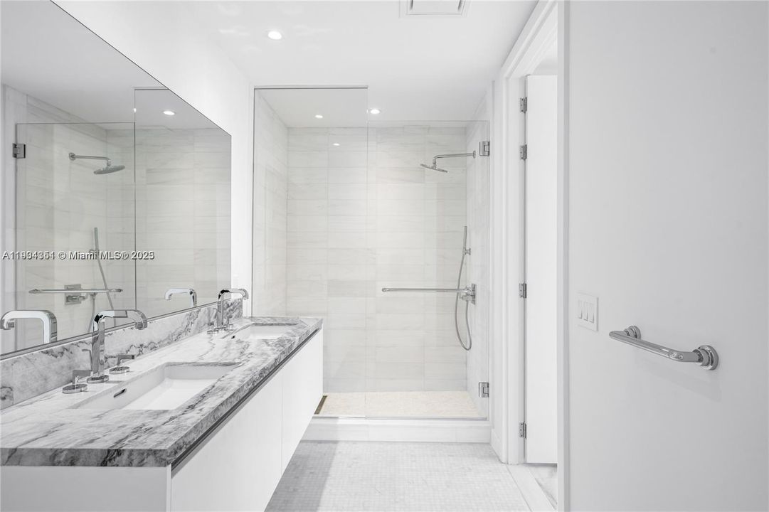 For Sale: $630,000 (1 beds, 1 baths, 775 Square Feet)