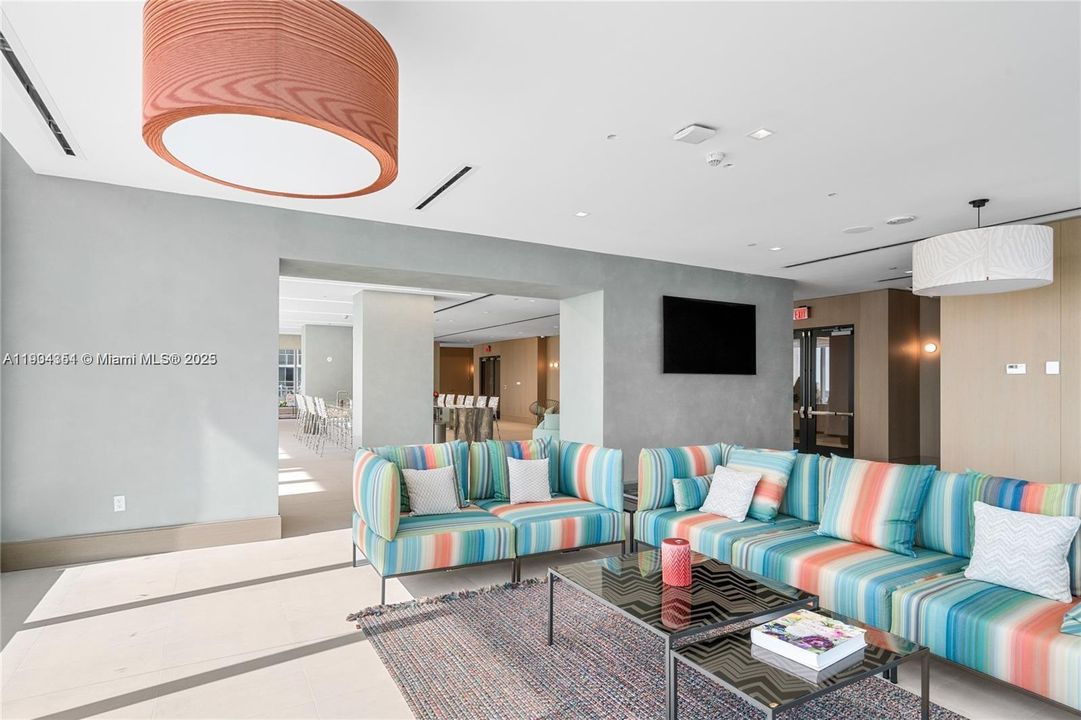 For Sale: $630,000 (1 beds, 1 baths, 775 Square Feet)