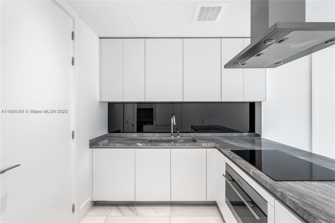 For Sale: $630,000 (1 beds, 1 baths, 775 Square Feet)