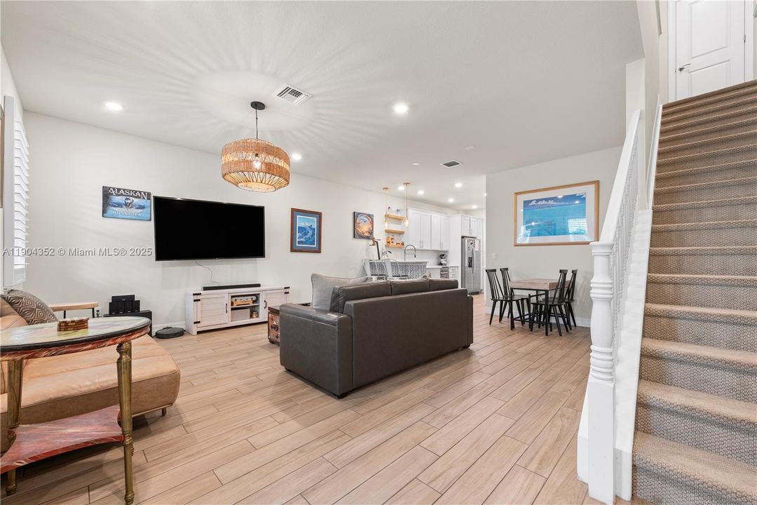 For Rent: $3,500 (3 beds, 2 baths, 1421 Square Feet)