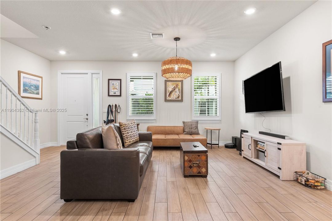 For Rent: $3,500 (3 beds, 2 baths, 1421 Square Feet)