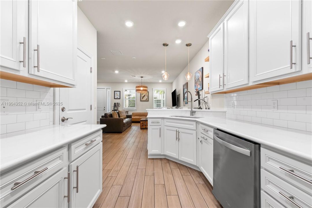 For Rent: $3,500 (3 beds, 2 baths, 1421 Square Feet)