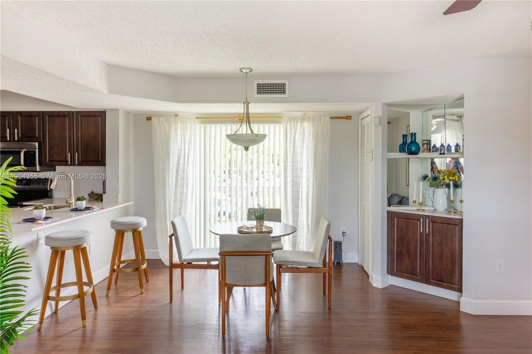 For Rent: $2,278 (2 beds, 2 baths, 1050 Square Feet)