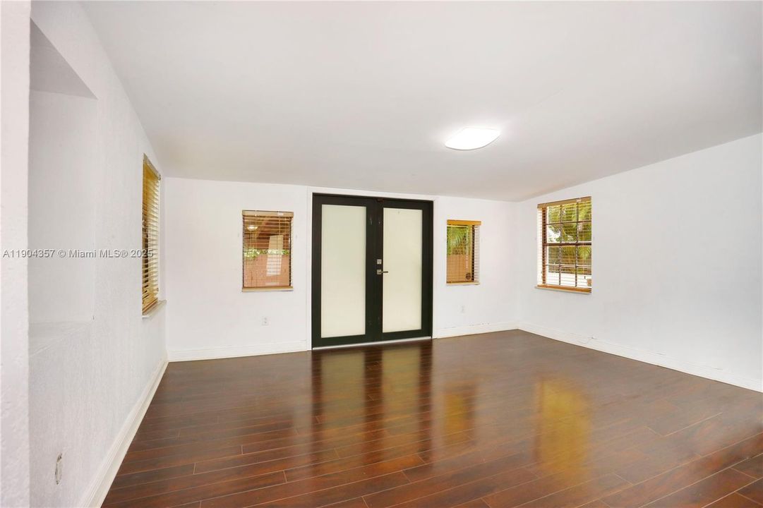 Recently Rented: $4,900 (3 beds, 2 baths, 1534 Square Feet)