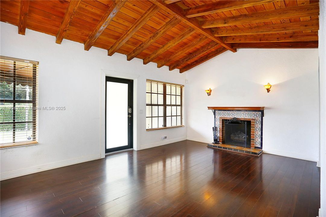 Recently Rented: $4,900 (3 beds, 2 baths, 1534 Square Feet)