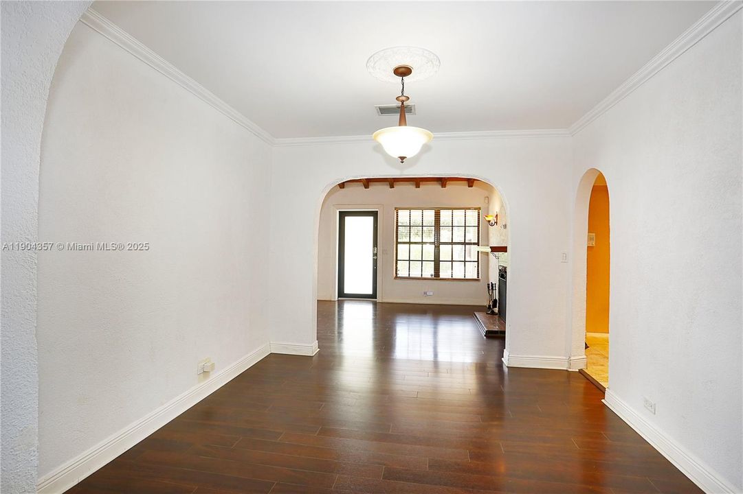 Recently Rented: $4,900 (3 beds, 2 baths, 1534 Square Feet)