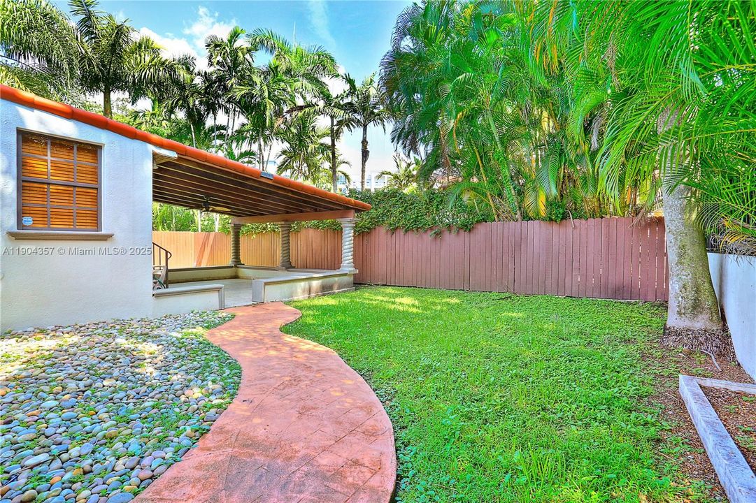 Recently Rented: $4,900 (3 beds, 2 baths, 1534 Square Feet)