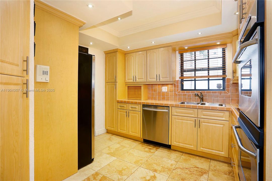 Recently Rented: $4,900 (3 beds, 2 baths, 1534 Square Feet)