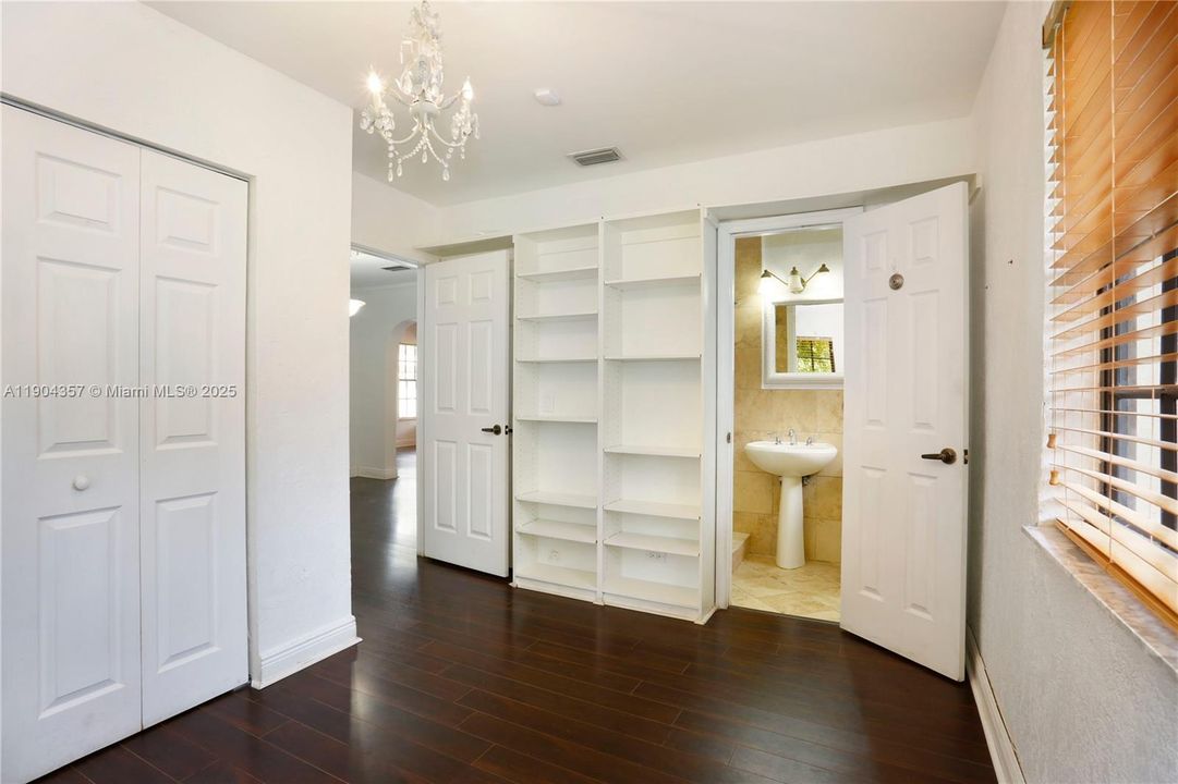 Recently Rented: $4,900 (3 beds, 2 baths, 1534 Square Feet)