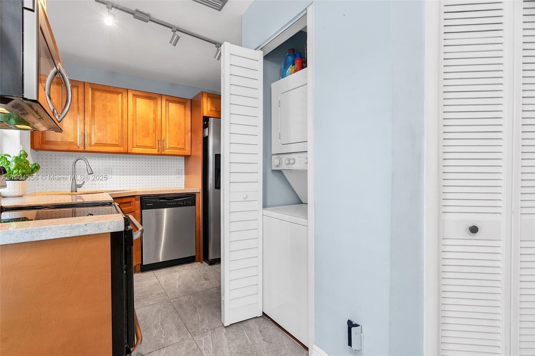 待售: $460,000 (2 贝兹, 2 浴室, 1082 平方英尺)