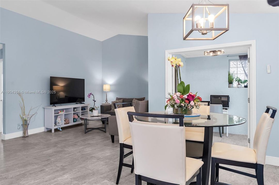 待售: $460,000 (2 贝兹, 2 浴室, 1082 平方英尺)