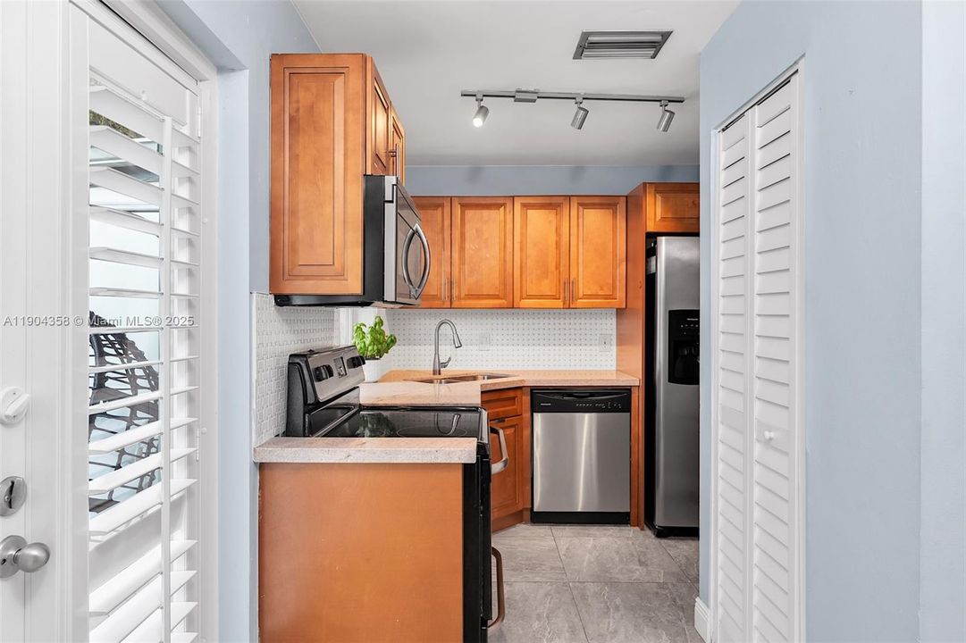 待售: $460,000 (2 贝兹, 2 浴室, 1082 平方英尺)