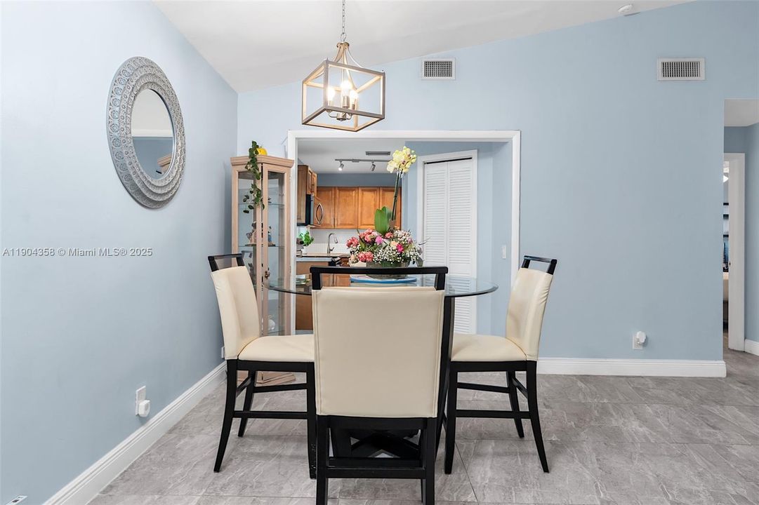 待售: $460,000 (2 贝兹, 2 浴室, 1082 平方英尺)