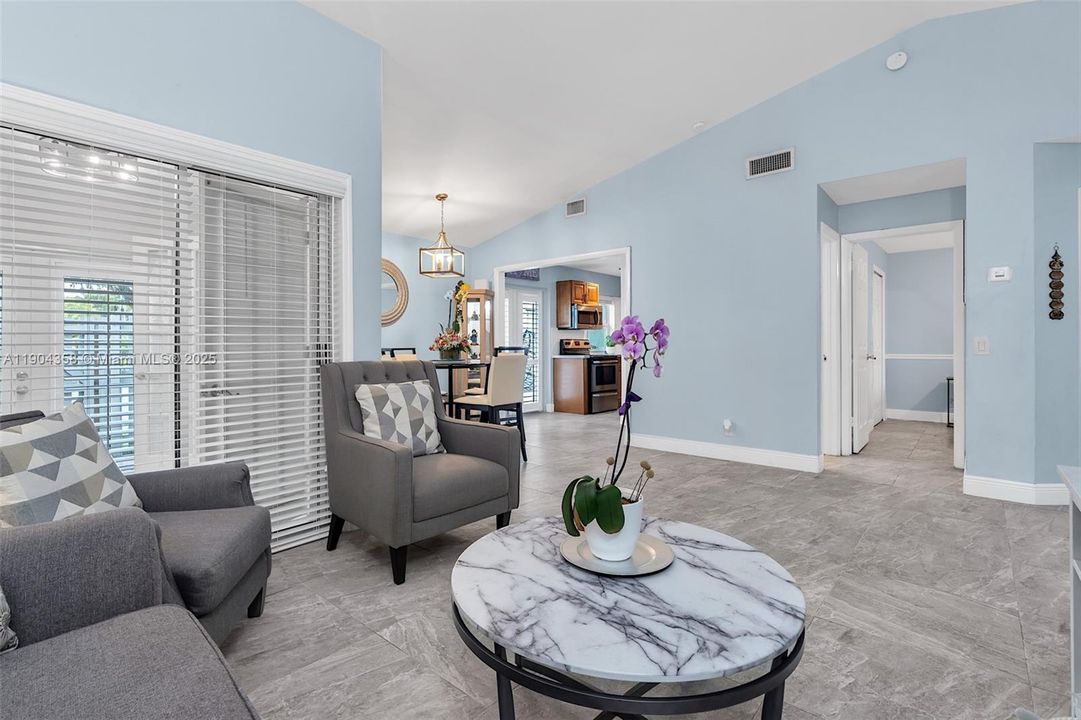 待售: $460,000 (2 贝兹, 2 浴室, 1082 平方英尺)