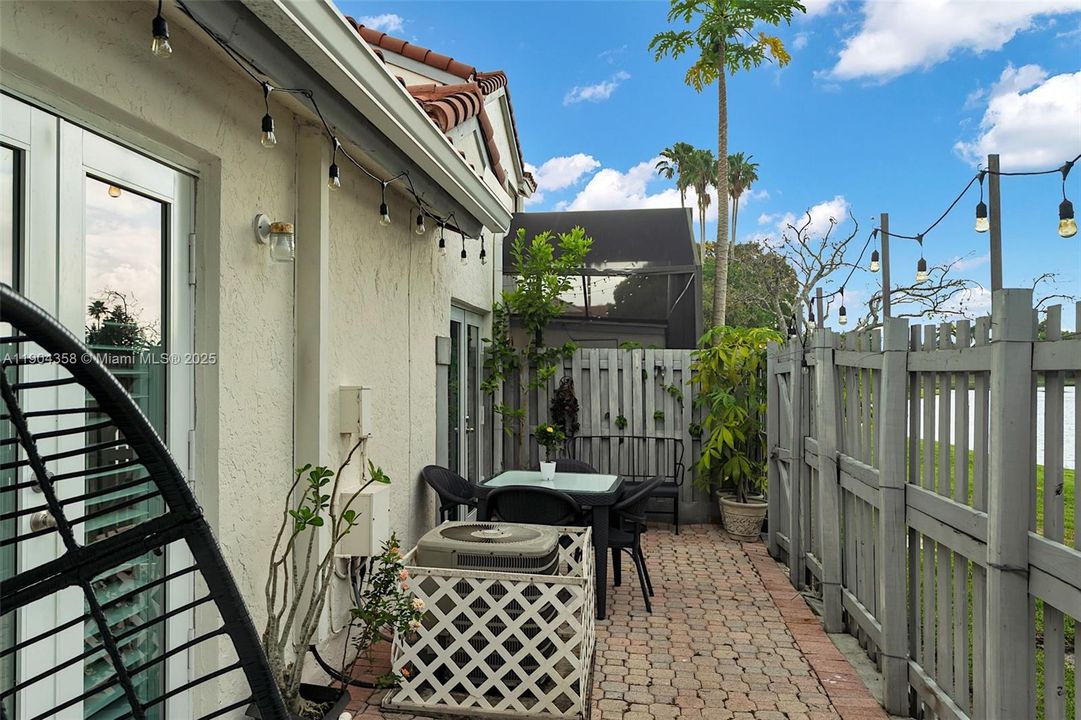 待售: $460,000 (2 贝兹, 2 浴室, 1082 平方英尺)