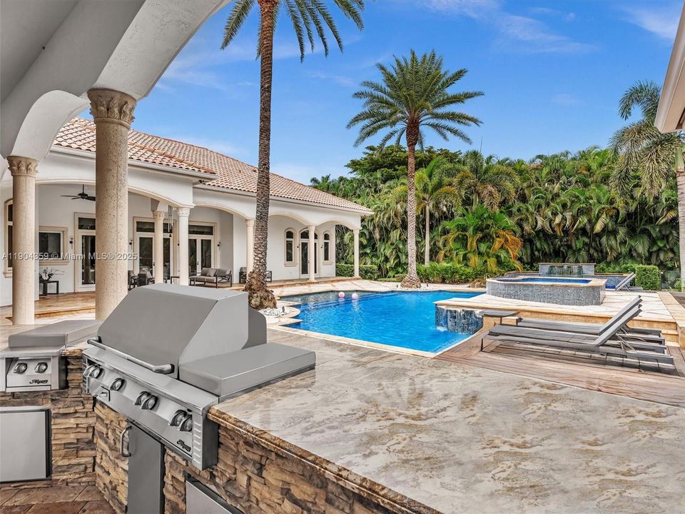 For Sale: $3,995,000 (7 beds, 8 baths, 6842 Square Feet)