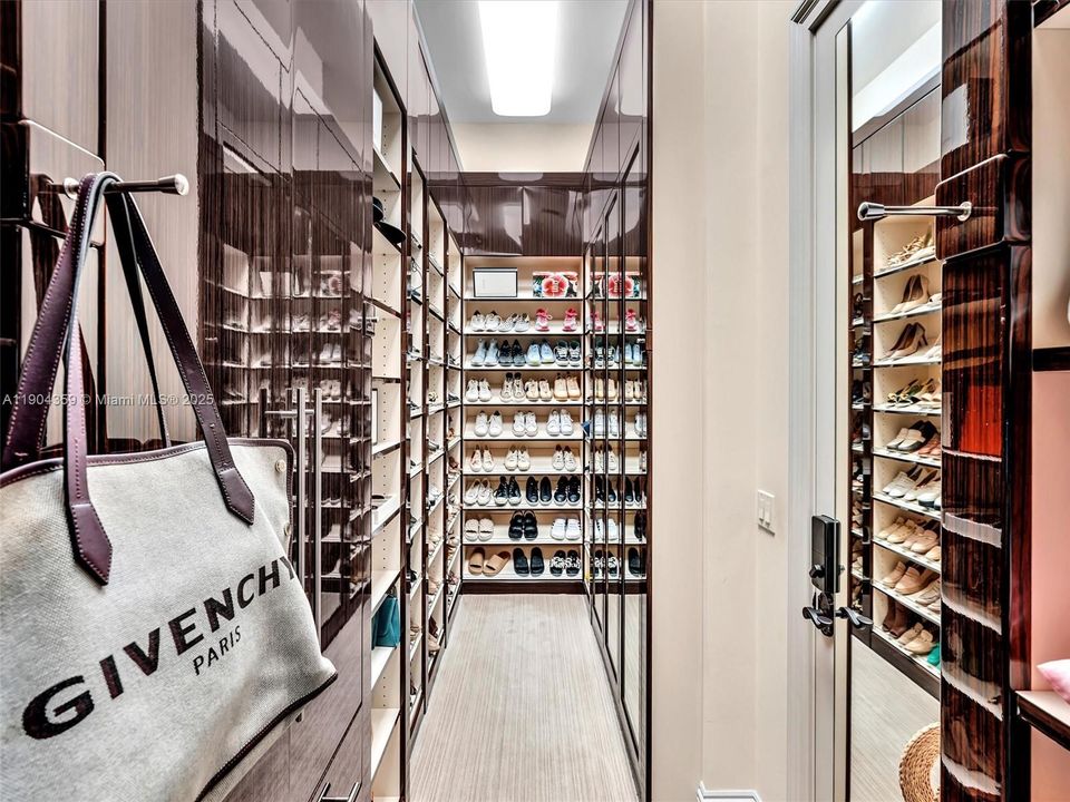 For Sale: $3,995,000 (7 beds, 8 baths, 6842 Square Feet)