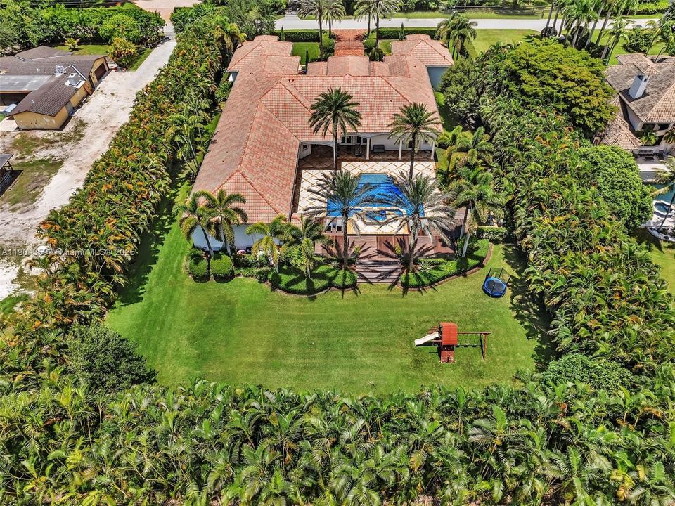 For Sale: $3,995,000 (7 beds, 8 baths, 6842 Square Feet)
