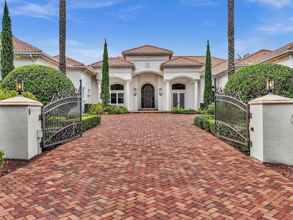 For Sale: $3,995,000 (7 beds, 8 baths, 6842 Square Feet)