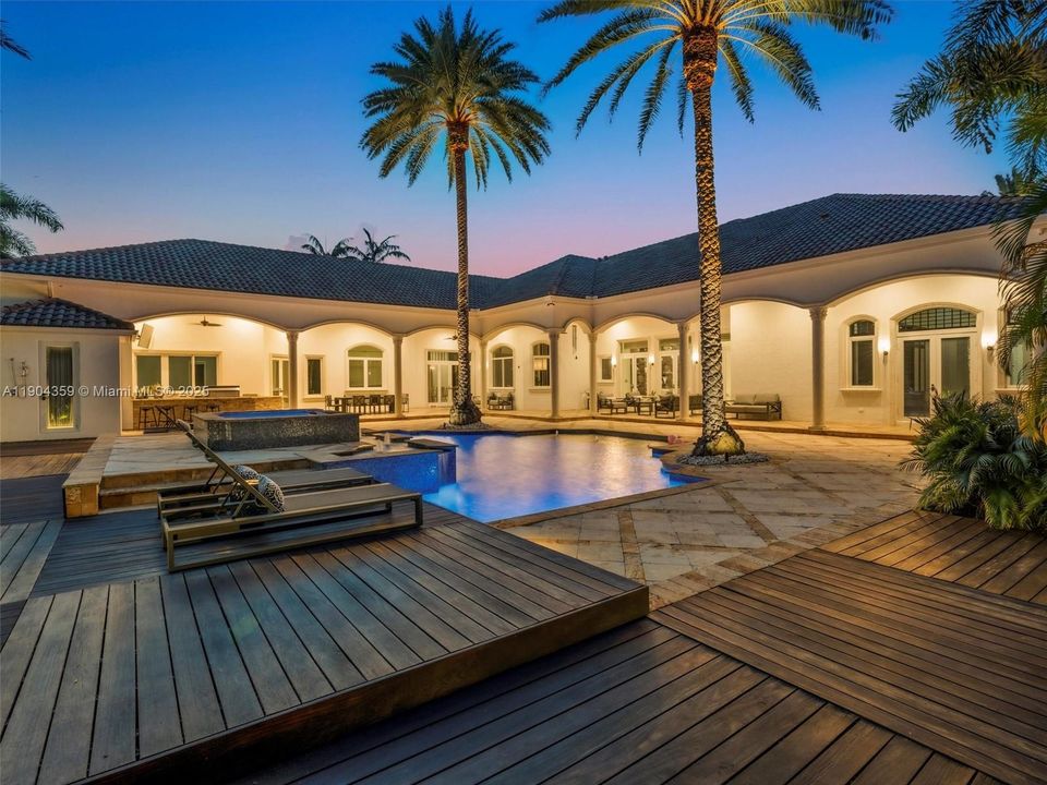 For Sale: $3,995,000 (7 beds, 8 baths, 6842 Square Feet)