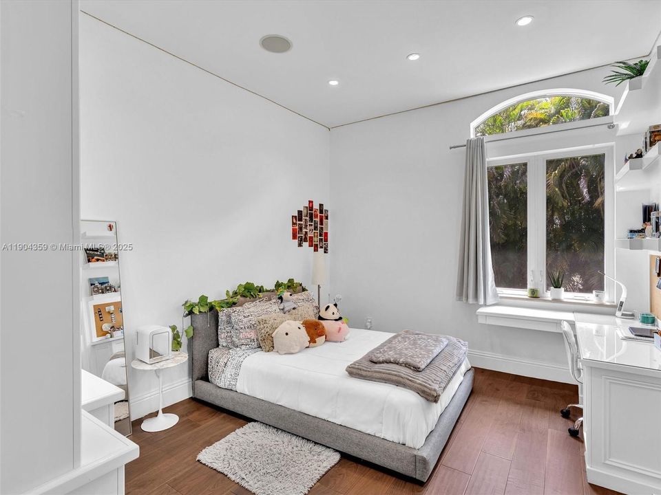 For Sale: $3,995,000 (7 beds, 8 baths, 6842 Square Feet)