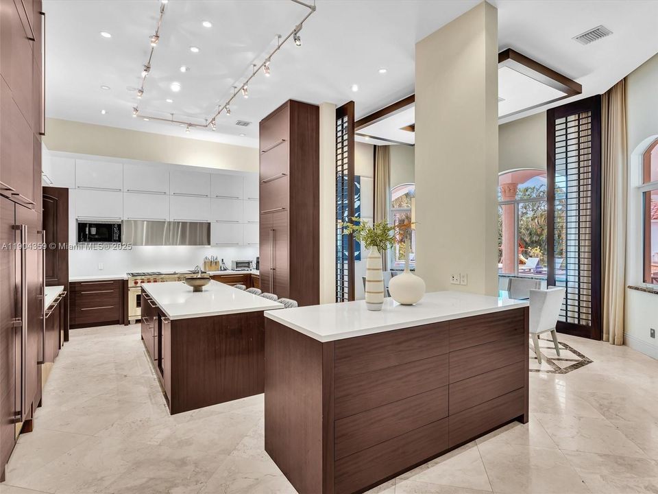 For Sale: $3,995,000 (7 beds, 8 baths, 6842 Square Feet)