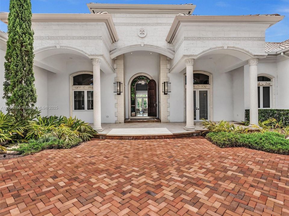 For Sale: $3,995,000 (7 beds, 8 baths, 6842 Square Feet)