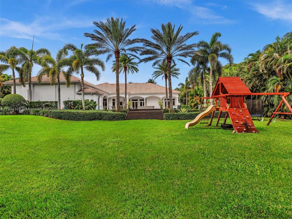 For Sale: $3,995,000 (7 beds, 8 baths, 6842 Square Feet)