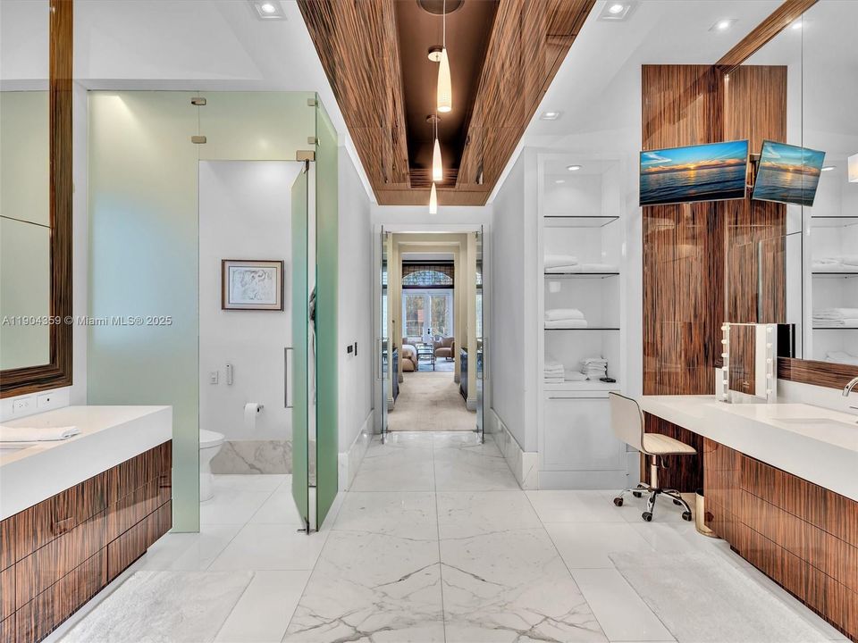 For Sale: $3,995,000 (7 beds, 8 baths, 6842 Square Feet)